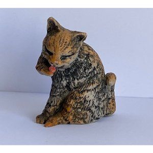 Vintage Lucchesi Cat Figurine Italy Licking Paw Resin Signed